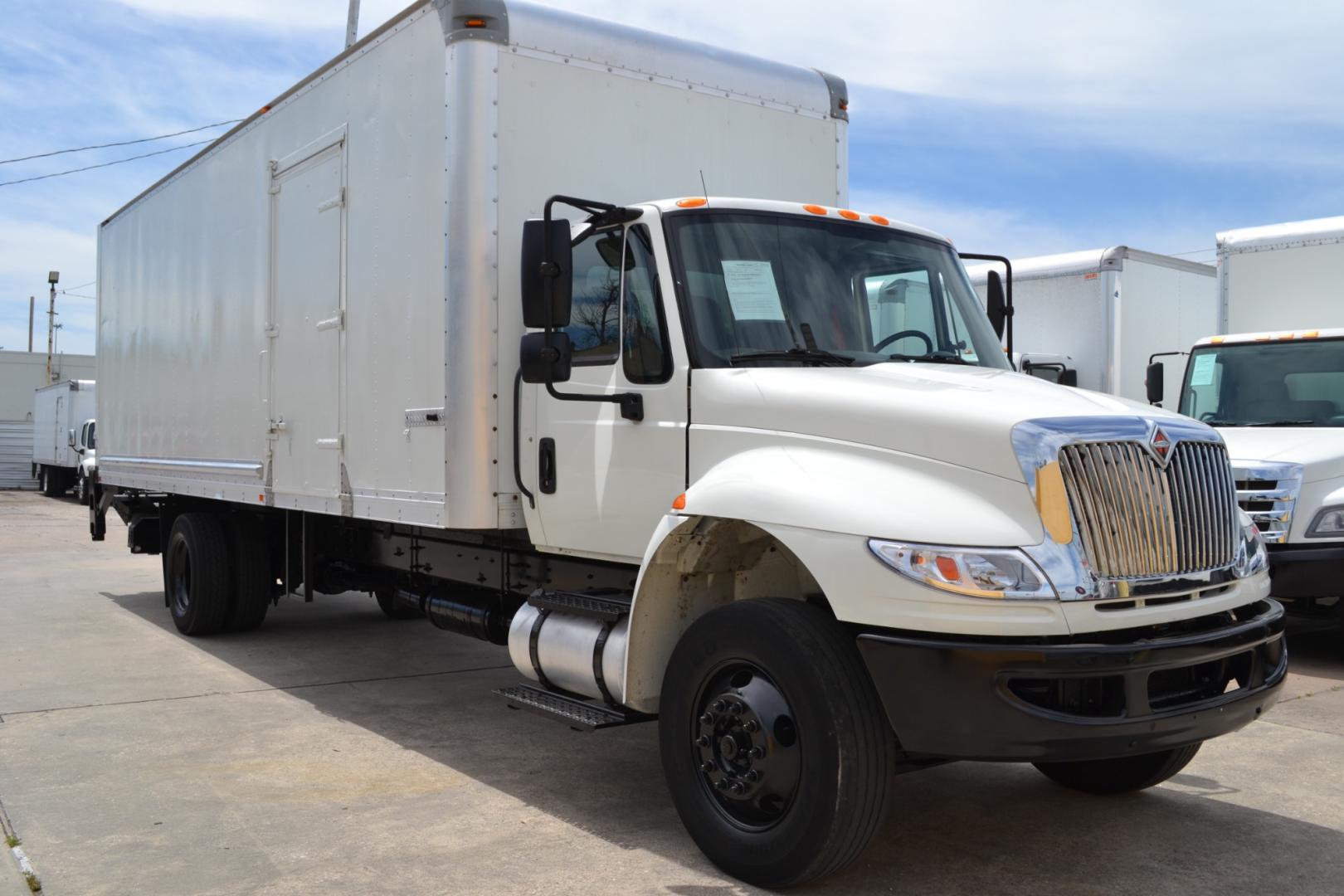 2016 WHITE /BLACK INTERNATIONAL 4300 with an CUMMINS ISB 6.7L 240HP engine, ALLISON 2500RDS AUTOMATIC transmission, located at 9172 North Fwy, Houston, TX, 77037, (713) 910-6868, 29.887470, -95.411903 - Photo#2